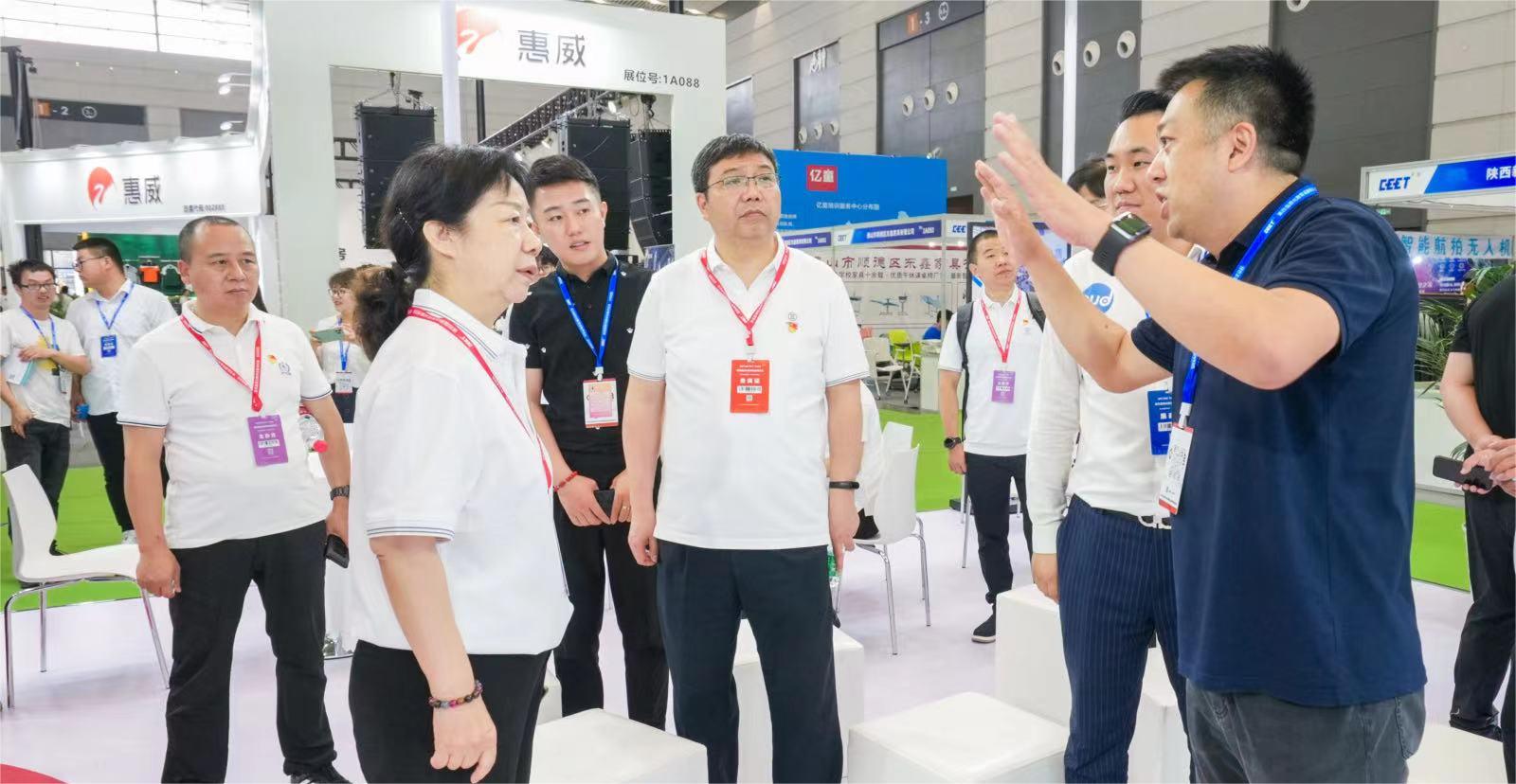 多位領導親臨清聽聲學展位，全面了解安靜操場、教學音響等教育體系產品。