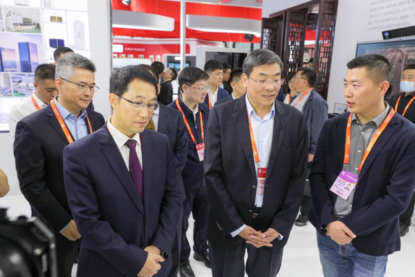 江蘇省委常委、常務(wù)副省長馬欣,蘇州市委副書記、市長吳慶文參觀清聽聲學(xué)展區(qū)