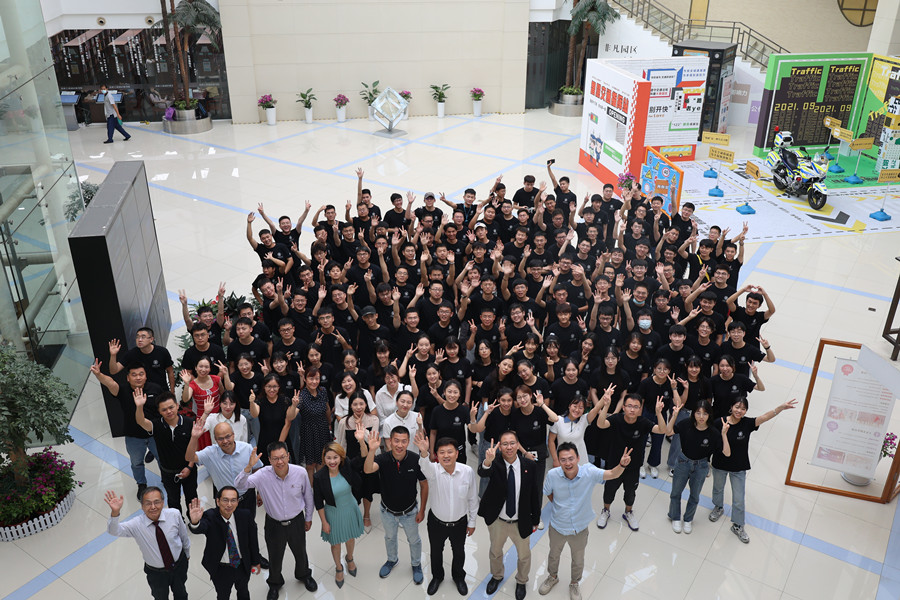 校企領導與學生們合影