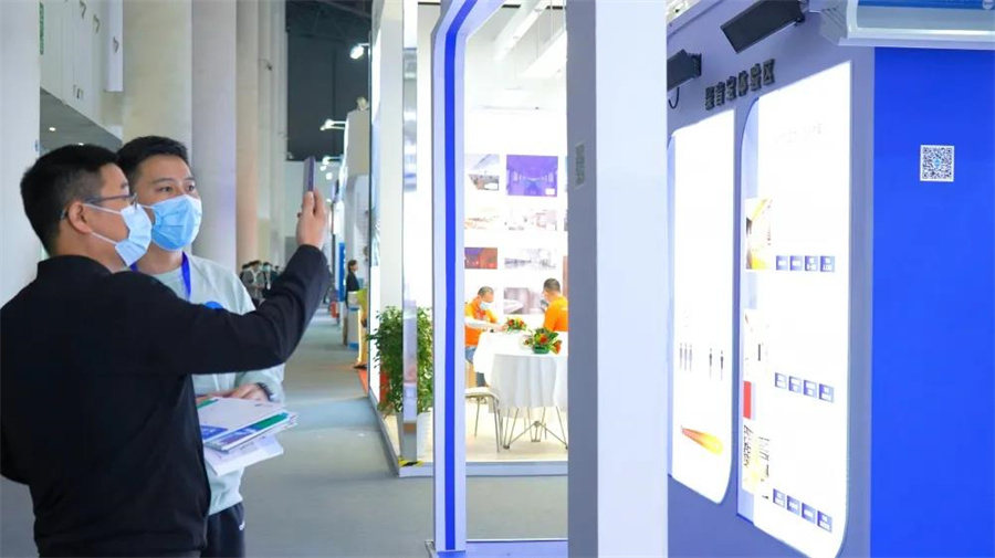 工作人員正在講解定向音箱沉浸式校園文化