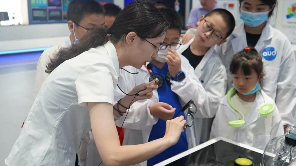 蘇州?中國聲谷展示廳,場館講解員為學生們詳細講解了聲學的發展歷史以及在環境、材料、醫療、工程等領域的廣泛應用