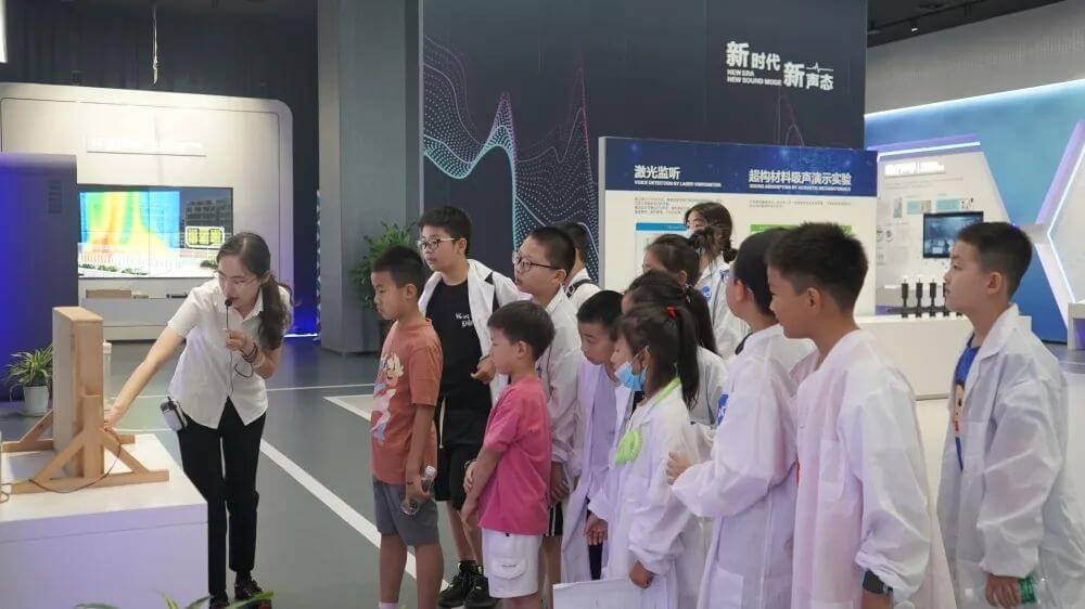 蘇州?中國聲谷展示廳,場館講解員為學生們詳細講解了聲學的發展歷史以及在環境、材料、醫療、工程等領域的廣泛應用