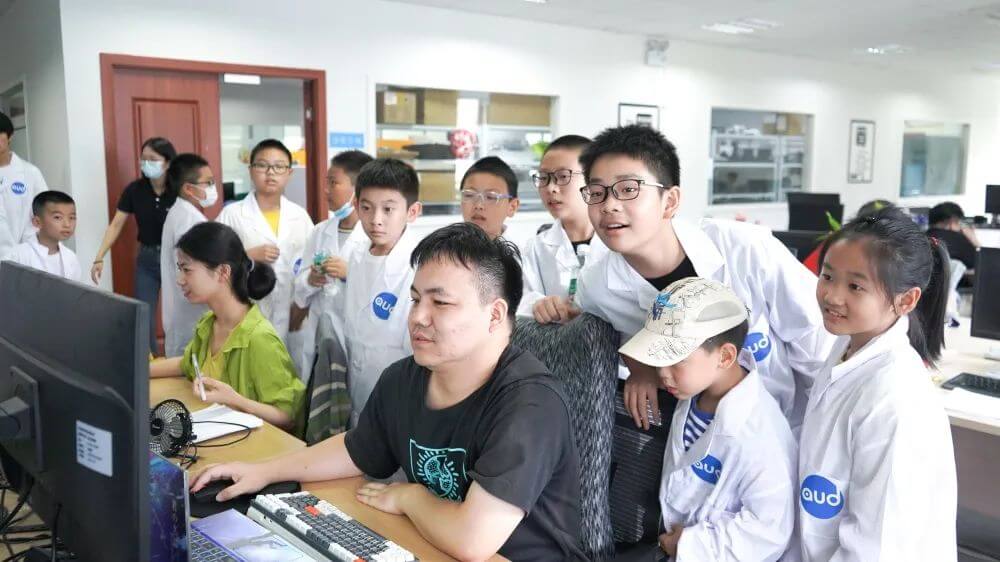 通過觀察、聆聽的方式,孩子們充分認識到聲學不僅僅存在于耳邊